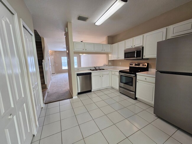 Building Photo - Brandon townhome with 2 bedrooms, 2 baths ...
