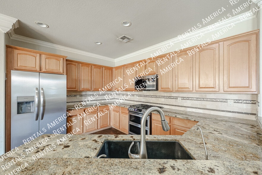 Building Photo - 3920 E Remington Dr