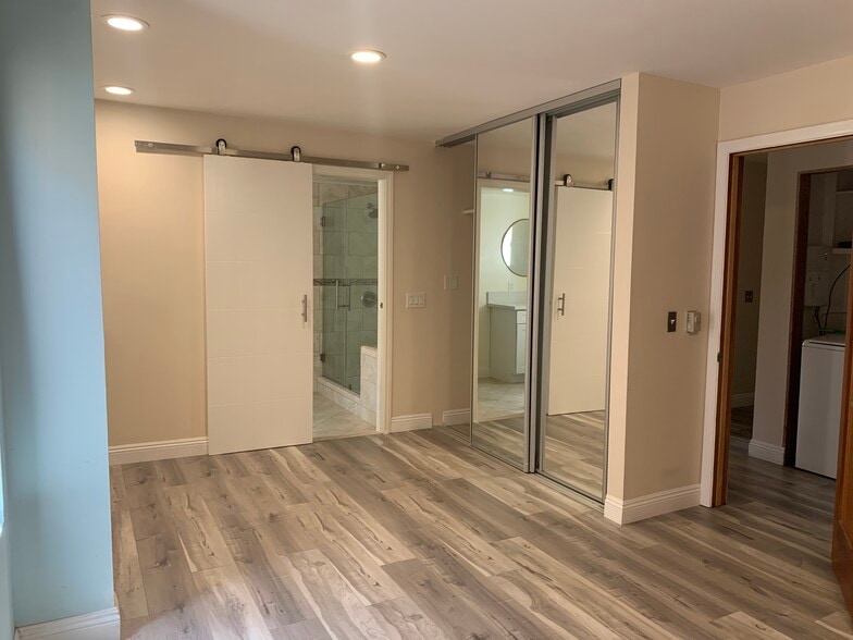 Building Photo - 2032 E Bermuda St