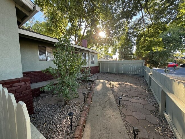 Building Photo - Recently updated single story home in Mode...