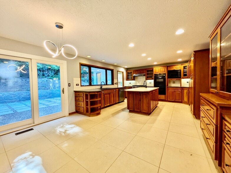 Building Photo - 18132 Westview Dr