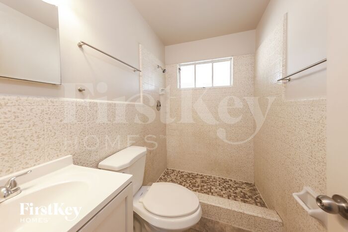 Building Photo - 2118 W Montebello Ave