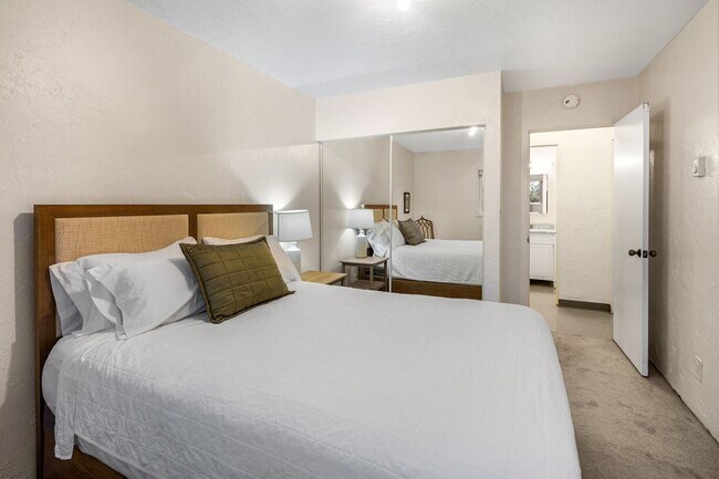 Building Photo - Downtown Anchorage Two Bedroom Two Bath (102)