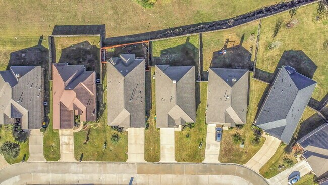 Building Photo - Welcome to this well-kept, single-story gem located in the Villas of Mia Lago!