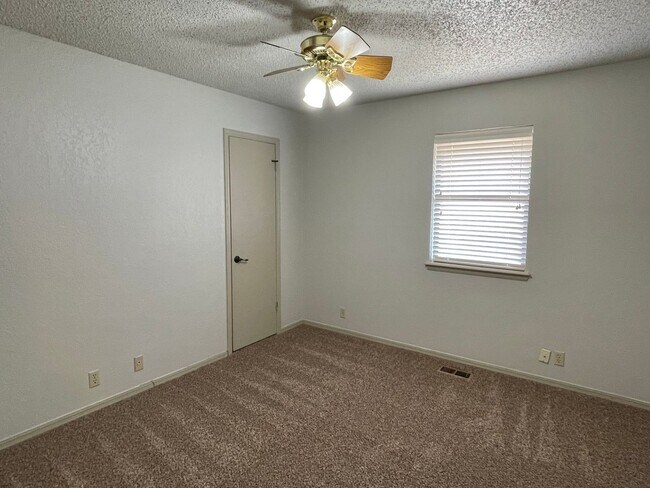 Building Photo - 903 E Northbrook Ave