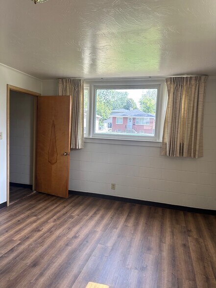 Building Photo - 865 S 45th St