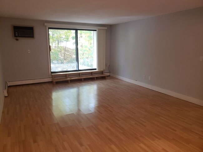 Building Photo - Comfortable 2-Bedroom Condo Near Lake Minnetonka – Private Deck & Resort-Style Amenities