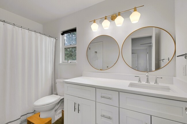 Building Photo - 28384 Kinnikinick Rd