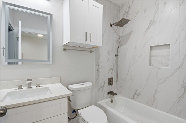 Building Photo - 727 S Victory Dr