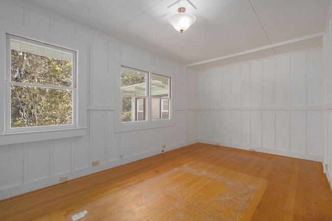 Building Photo - Charming 2 Bedroom / 1 Bath Cottage in Cool Volcano