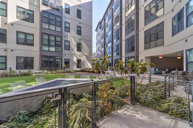 Building Photo - 800 Embassy Dr