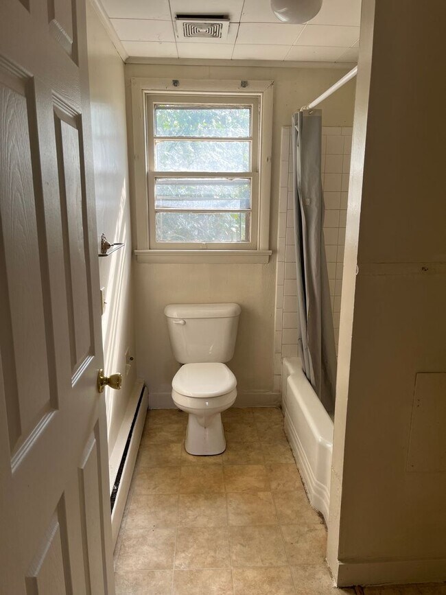 Building Photo - 202 1/2-127 1/2 N Penn St