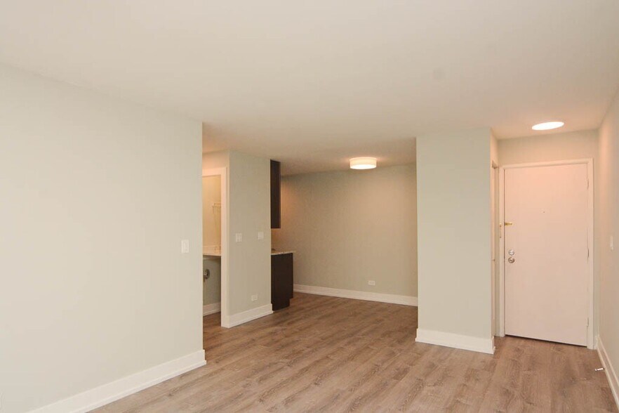 Building Photo - 448 W Barry Ave