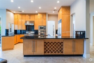 Building Photo - 2221 Glenbrook Way