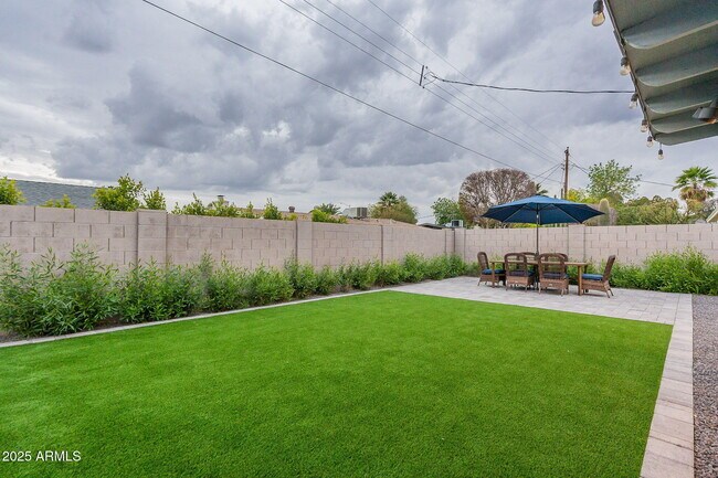 Building Photo - 8725 E Palo Verde Dr