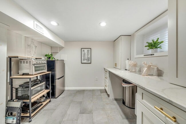 Building Photo - 67 Hillcrest Rd