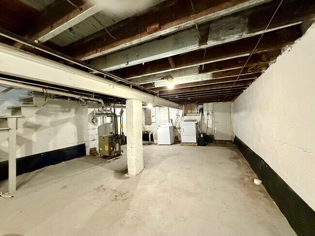 Building Photo - 1704 W 14th St