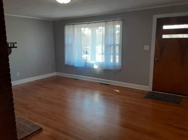 Building Photo - Charming 3 Bed, 1 Bath Brick Home – $1550/...