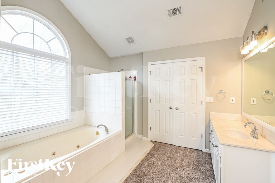 Building Photo - 6882 Waters Edge Dr