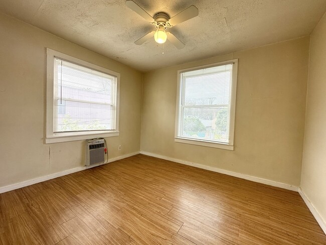 Building Photo - Cute 1 Bedroom 1 Bathroom Unit