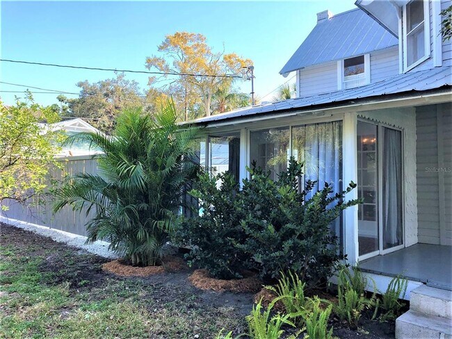 Building Photo - 835 Victoria Dr