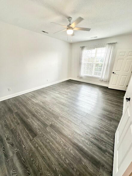 Building Photo - 10390 Ivy Hollow Dr