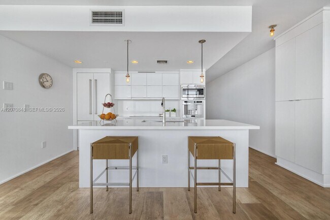 Building Photo - 5875 Collins Ave