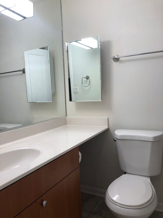 Building Photo - Beautiful Lincoln Park condo situated right next to Lake Shore Drive and Clark Street!