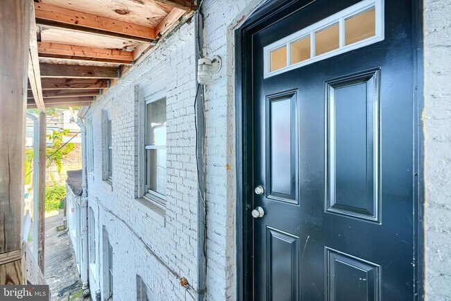Building Photo - 229 S Ann St