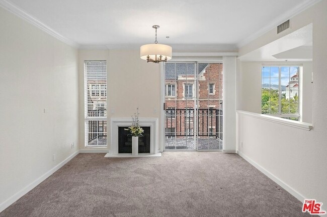 Building Photo - 585 N Rossmore Ave