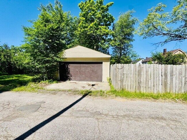 Building Photo - 10422 Dove Ave