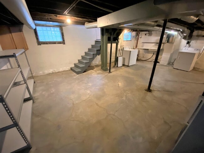 Building Photo - 3 Bedroom House - Grandview Area