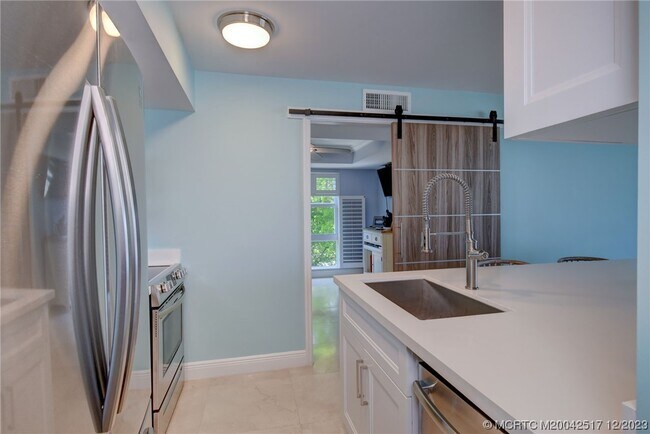 Building Photo - 8302 Marina Villa Dr