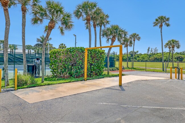 Building Photo - 9550 S Ocean Dr