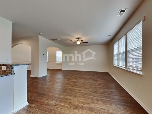 Building Photo - 614 Redbud Ln