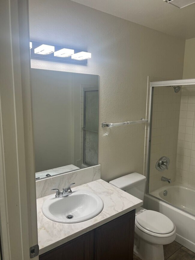 Building Photo - 2BED & 2BATH