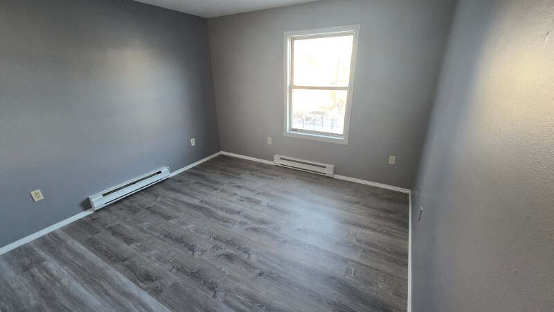 Building Photo - 384 S 6th St