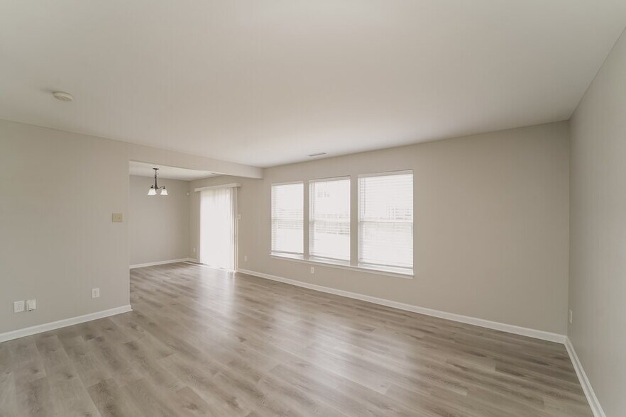 Building Photo - 822 Littleton Dr