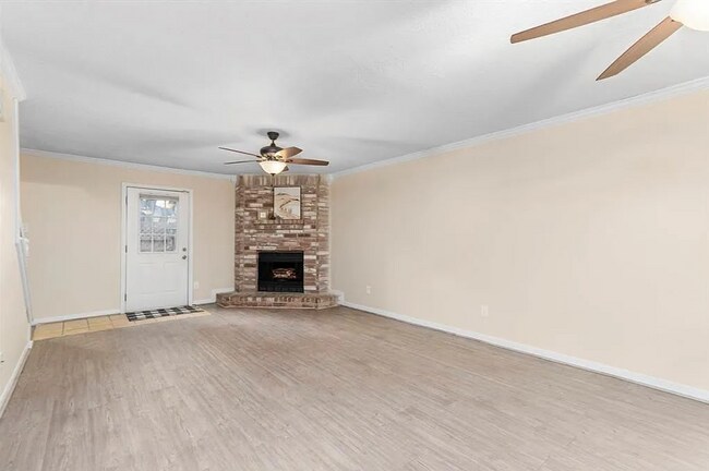 Building Photo - 2 Bedroom, 1.5 Bath Townhome – Modern Comfort in a Great Location!