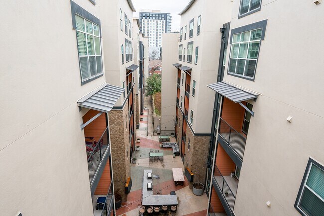 21-Pearl-Off-Campus-Apartments-in-West-Campus-Near-UT-Austin-Building-Exterior-Courtyard - 21 Pearl