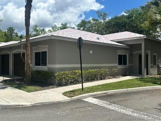 Building Photo - 220 Crestwood Cir