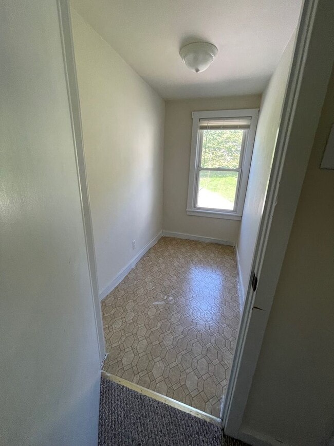 Building Photo - 2 bedroom 1 bathroom