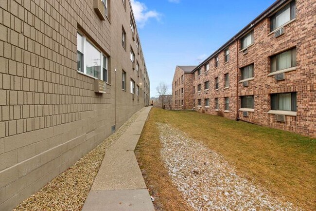 Building Photo - 2121 N Cambridge Ave