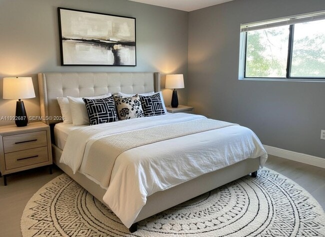 Building Photo - 350 Palm Cir W