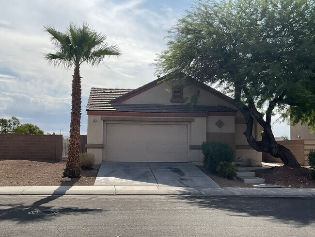 Building Photo - Spacious 3-bedroom, 2-bath, 2 car garage
