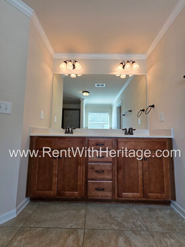 Building Photo - ABSOLUTELY BEAUTIFUL 5 BEDROOM/ 4.5 BATH HOME YOU DONT WANT TO MISS.