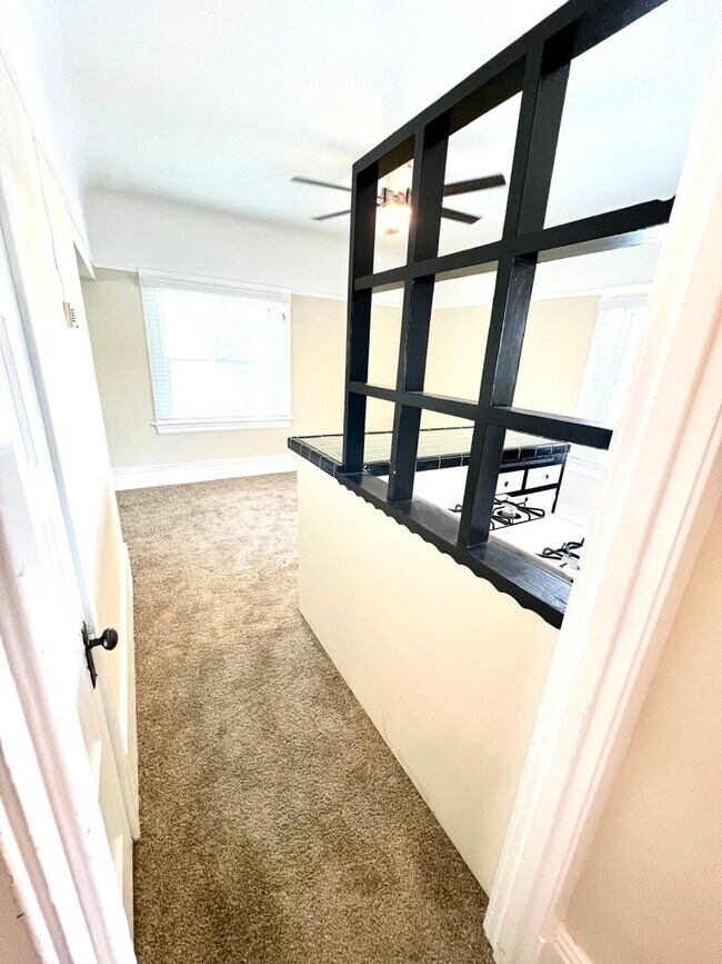 Building Photo - Vintage Upstairs Midtown Apartment