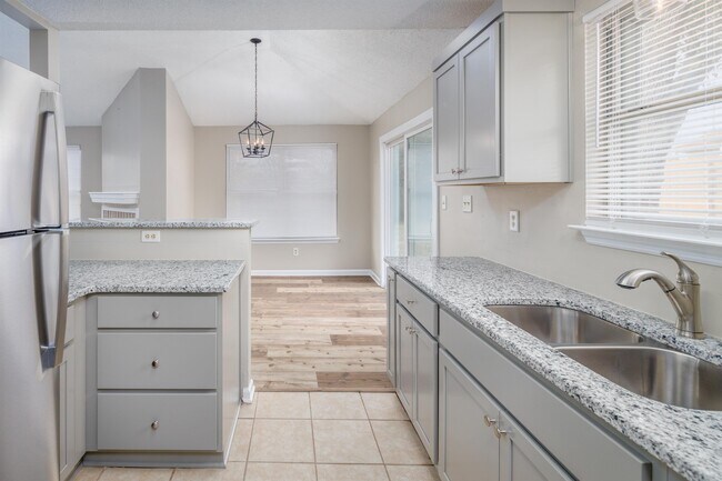 Building Photo - 117 Willow Bluff Dr