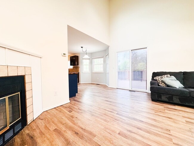 Building Photo - 4 bedroom with large backyard