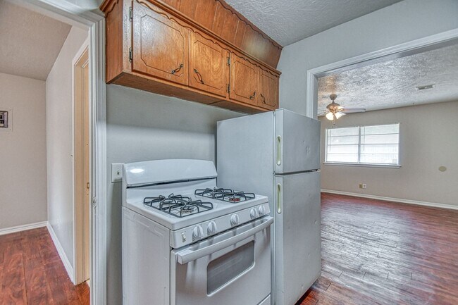 Building Photo - 711 S Jenkins Ave